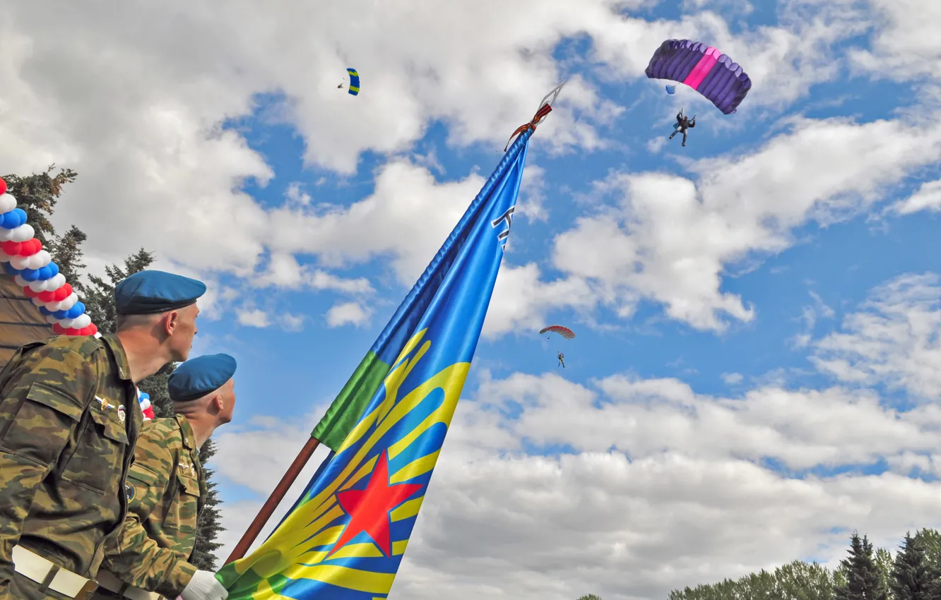 Фото обои небо, облака, флаг, парашютисты, день ВДВ, береты