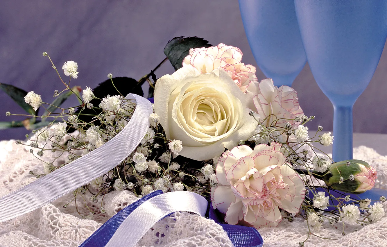 Фото обои цветы, бокал, роза, букет, лента, гвоздика