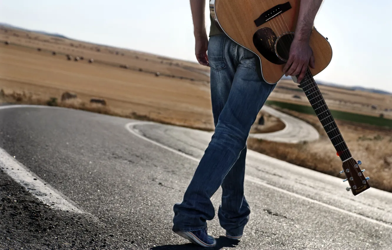 Фото обои дорога, музыка, человек, гитара