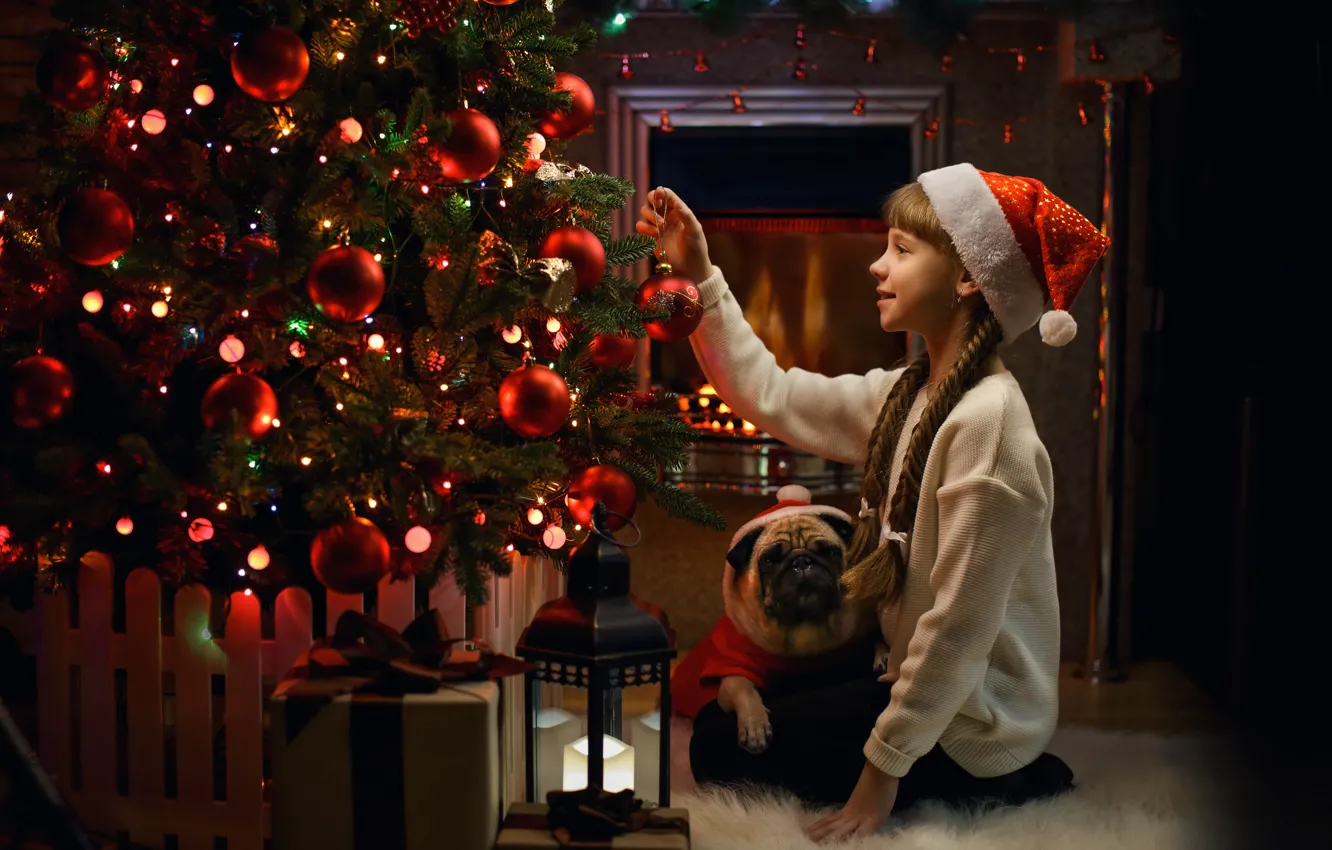 Фото обои настроение, подарок, собака, Рождество, девочка, фонарь, мопс, Новый год