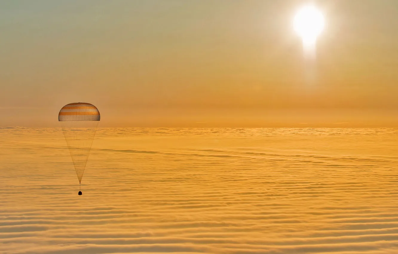 Фото обои облака, парашют, Союз, спускаемый аппарат