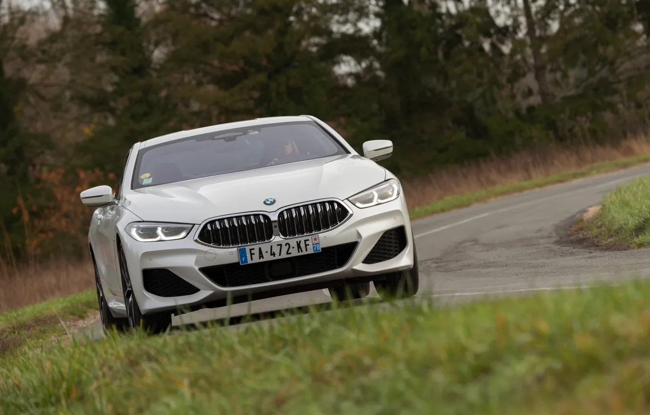 Фото обои белый, трава, купе, BMW, обочина, 2018, 8-Series, 8er