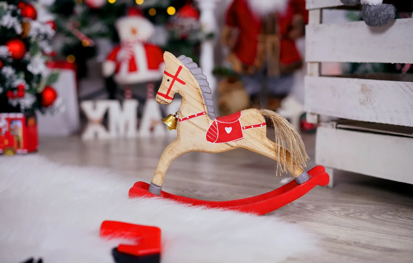 Фото обои зима, комната, конь, праздник, лошадь, игрушка, Рождество, пол