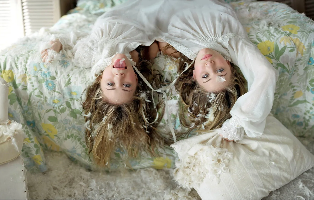 Фото обои кровать, перья, сёстры, mary-kate olsen, ashley olsen