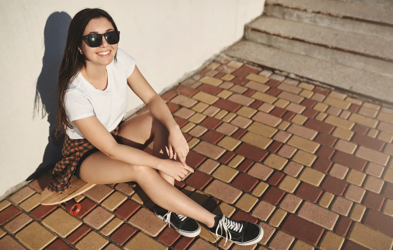 Фото обои girl, brunette, cheerful, carefree, hipster, outfit