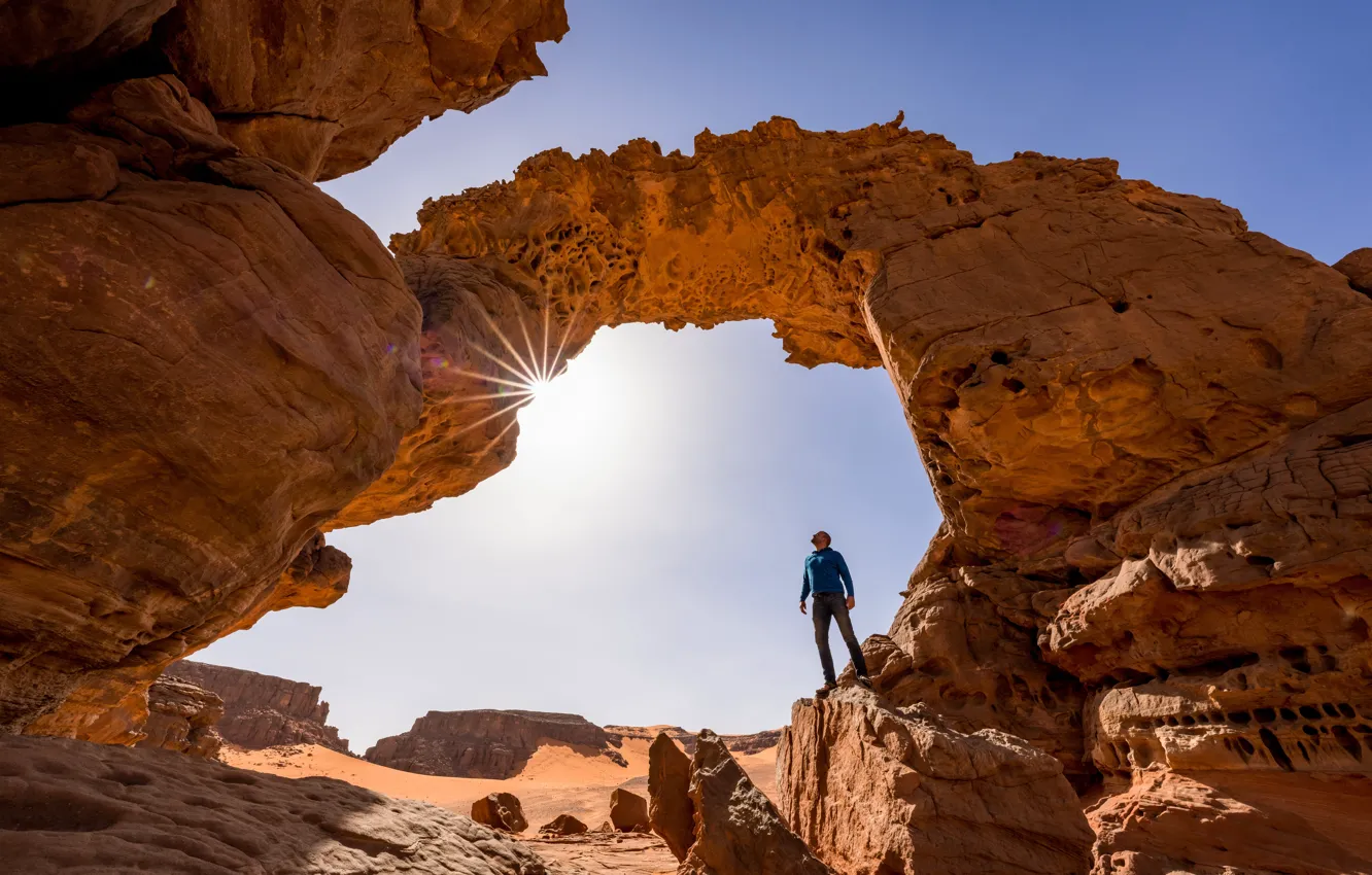 Фото обои Солнце, Арка, Мужчина, Algeria, Алжир, Природная арка, Natural arch, Tassili N'ajjer National Park