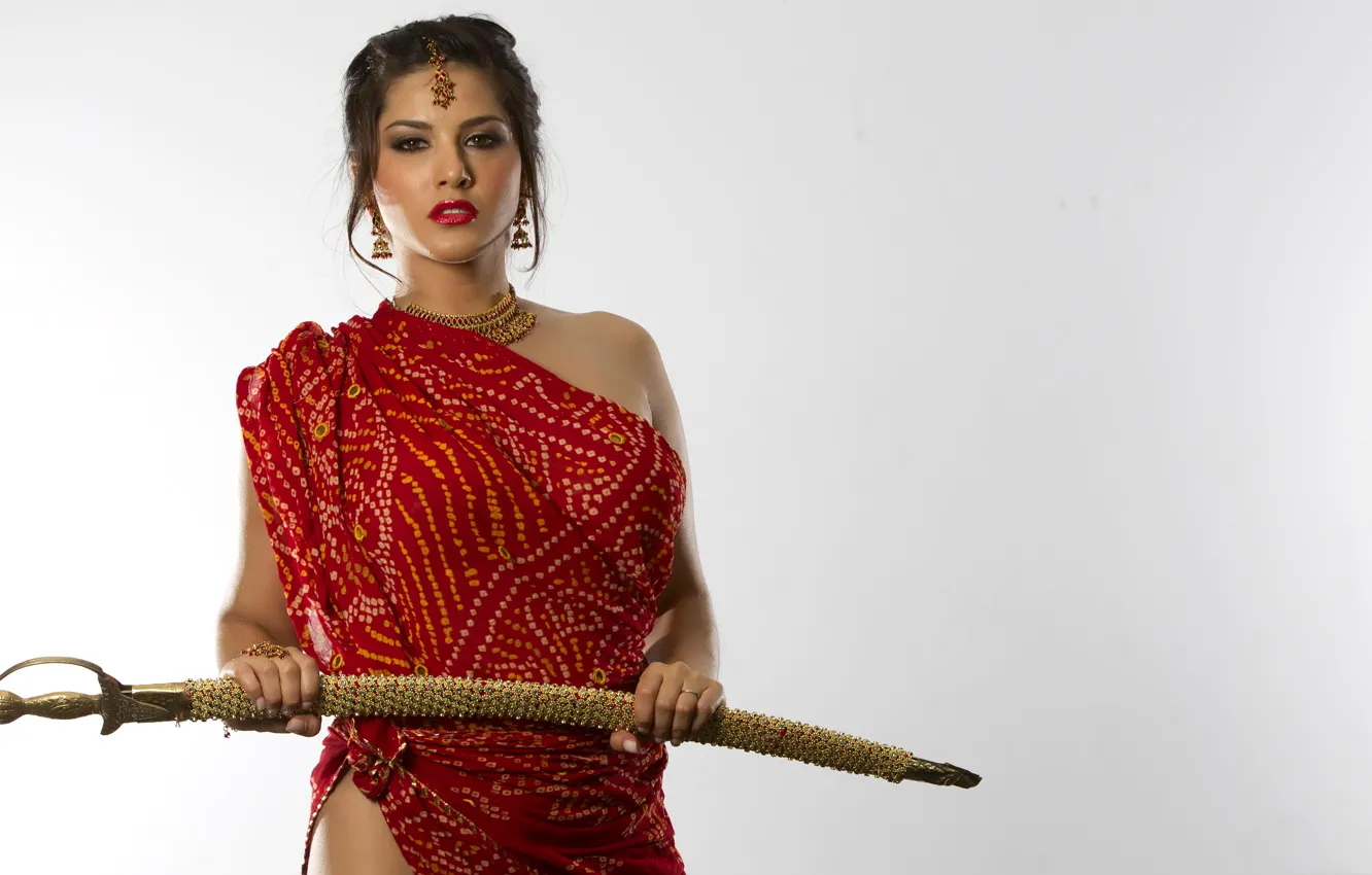Фото обои модель, меч, актриса, брюнетка, Sunny Leone