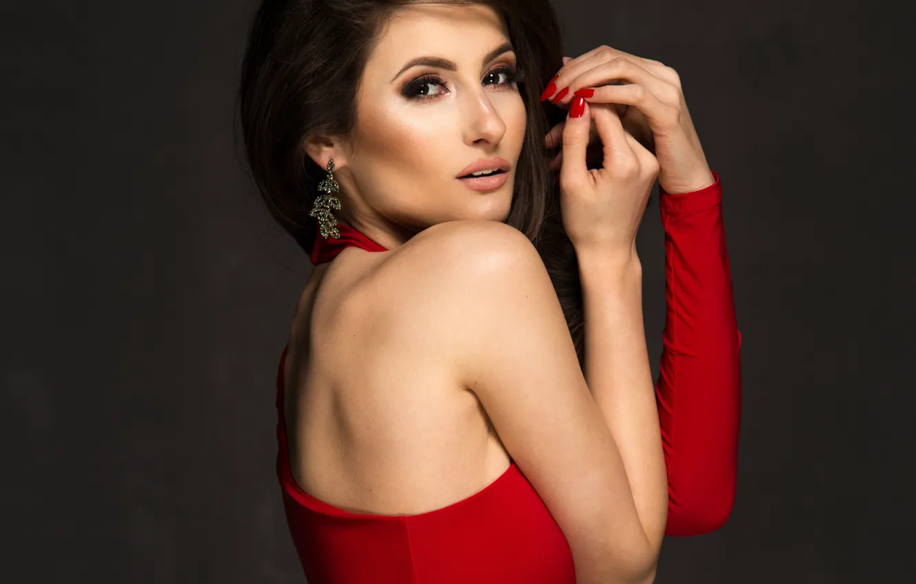 Фото обои взгляд, поза, фон, портрет, макияж, платье, брюнетка, прическа
