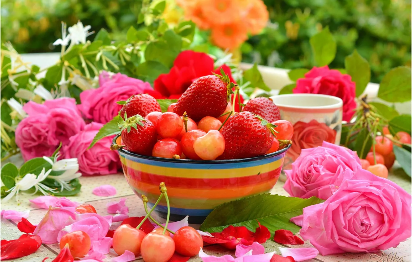 Фото обои Клубника, Кружка, Лепестки, Розы, Черешня, Roses, Strawberry, Cherries
