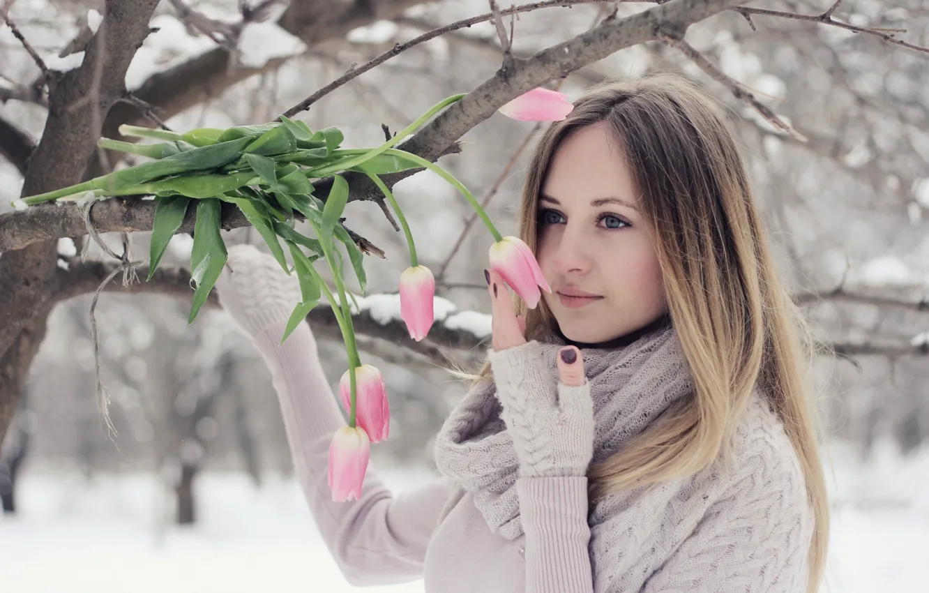 Фото обои зима, девушка, снег, цветы, ветки, природа, дерево, тюльпаны