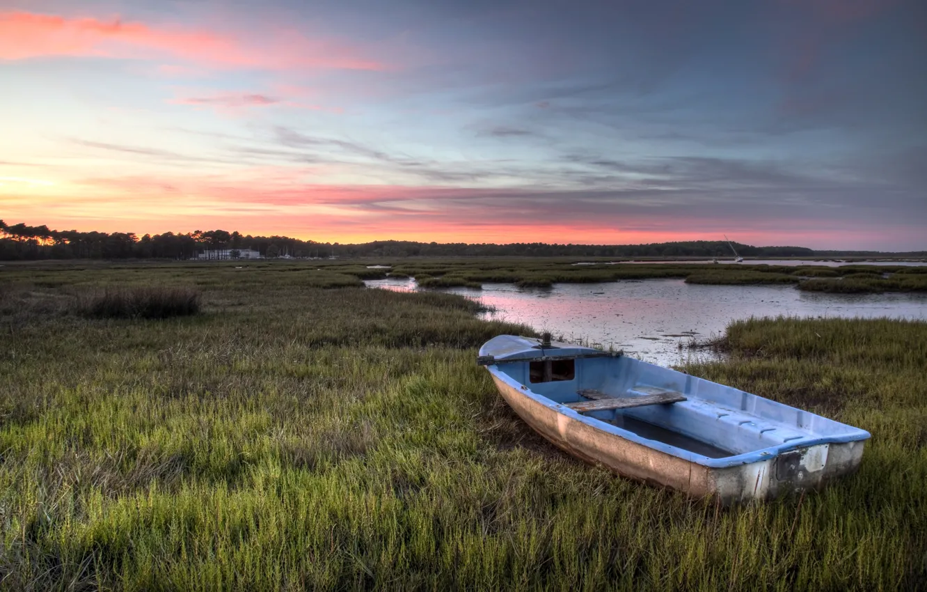 Фото обои трава, закат, озеро, лодка