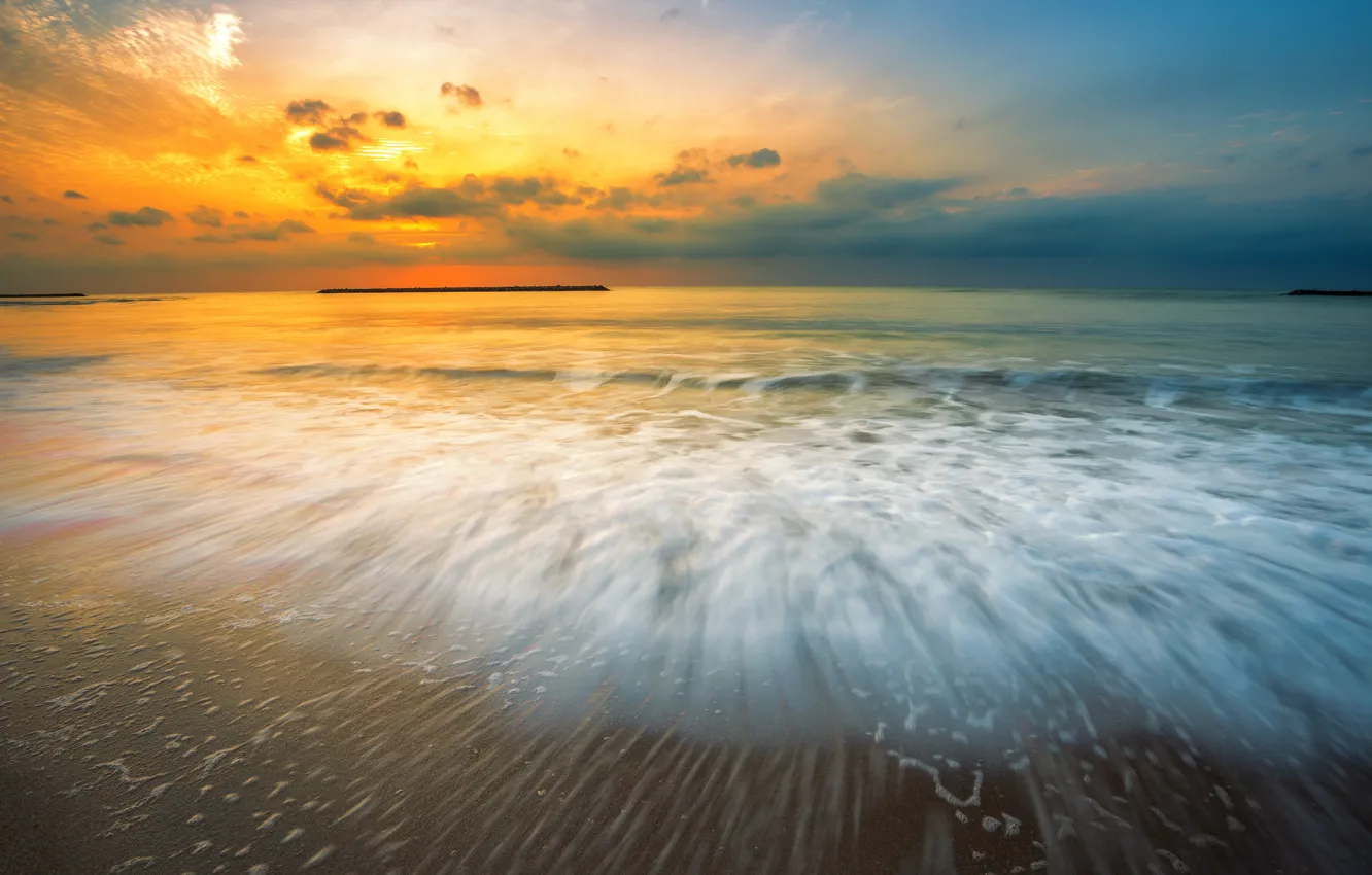 Фото обои песок, море, волны, пляж, лето, небо, закат, берег