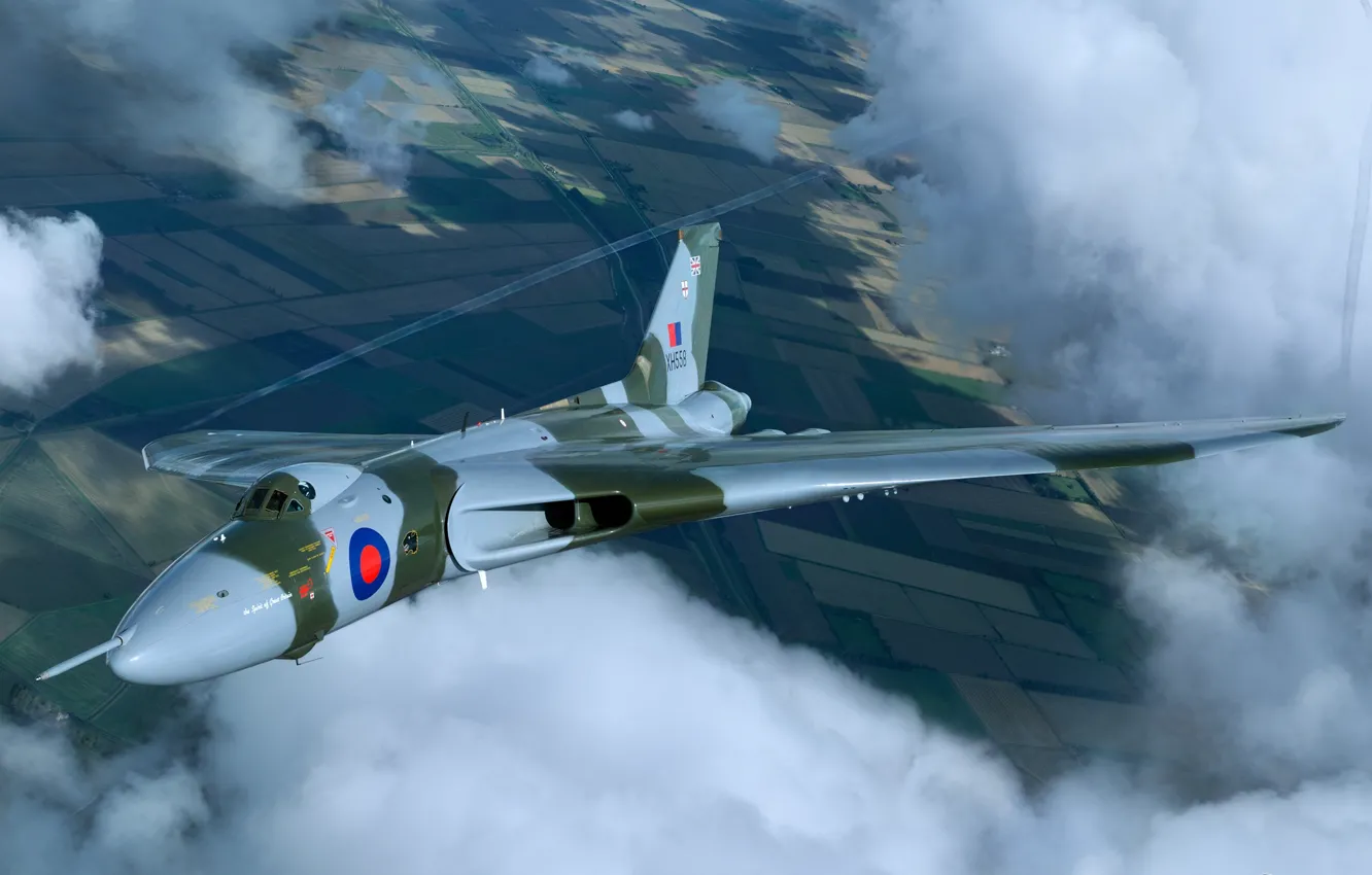 Фото обои облака, полет, бомбардировщик, стратегический, RAF, Avro, Vulcan