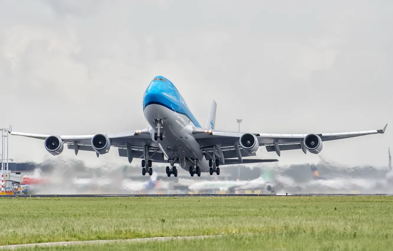 Фото обои Трава, Самолет, Аэропорт, Boeing, Взлет, ВПП, Авиалайнер, Boeing 747