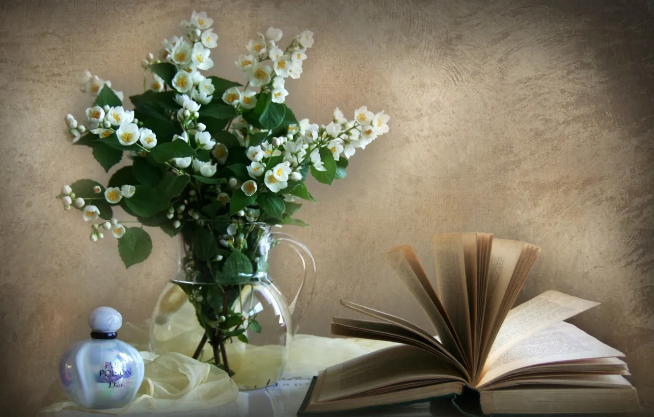 Фото обои стена, духи, книга, ваза, жасмин