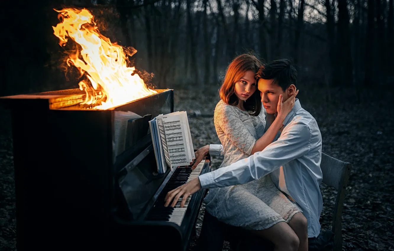 Фото обои лес, девушка, ноты, огонь, пламя, ситуация, парень, фортепиано