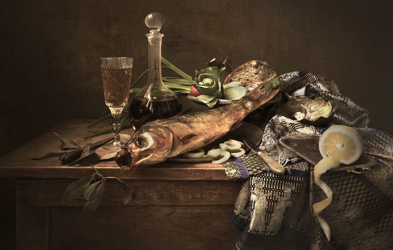 Фото обои листья, стол, лимон, бутылка, еда, рыба, лук, хлеб