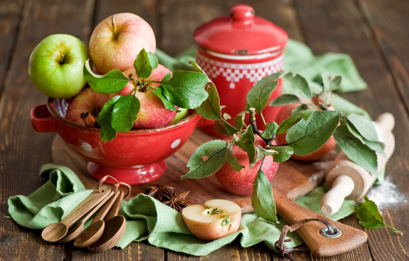 Фото обои листья, яблоки, посуда, доска, фрукты, корица, красная, ложки