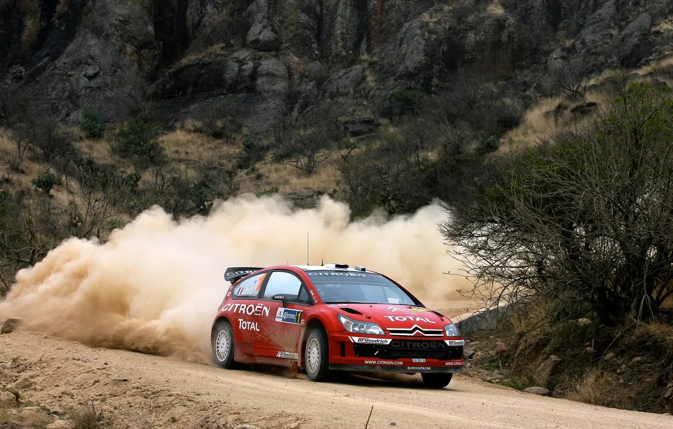 Фото обои Красный, Горы, Пыль, Скорость, Citroen, WRC, Rally, Sebastien Loeb