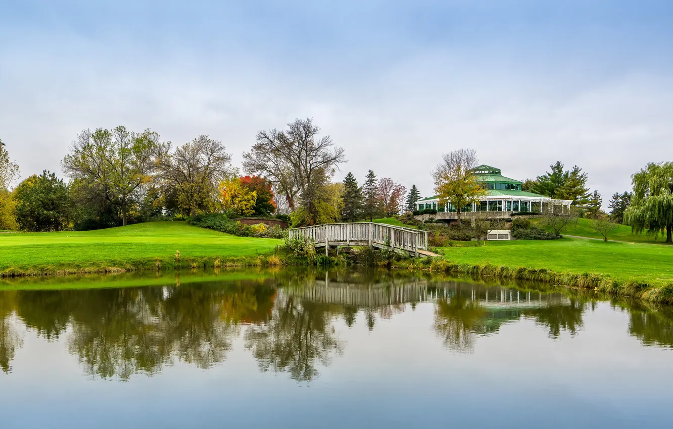 Фото обои небо, трава, мост, озеро, отражение, зеркало, гольф лагерь