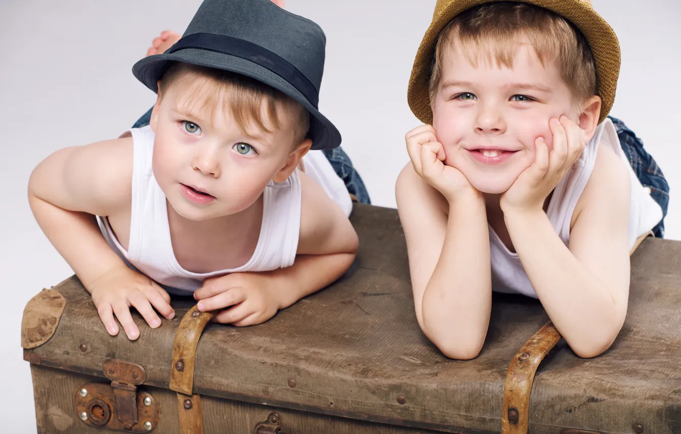 Фото обои улыбка, ребенок, шляпа, чемодан, друзья, hat, boy, мальчики