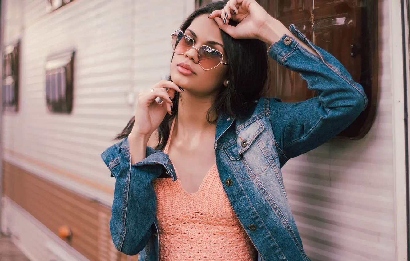 Фото обои девушка, брюнетка, очки