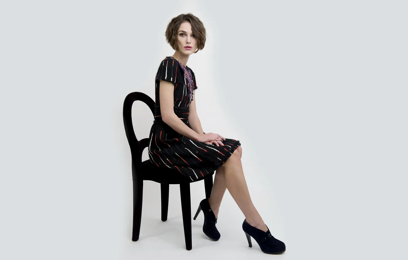 Фото обои взгляд, актриса, брюнетка, стул, keira knightley