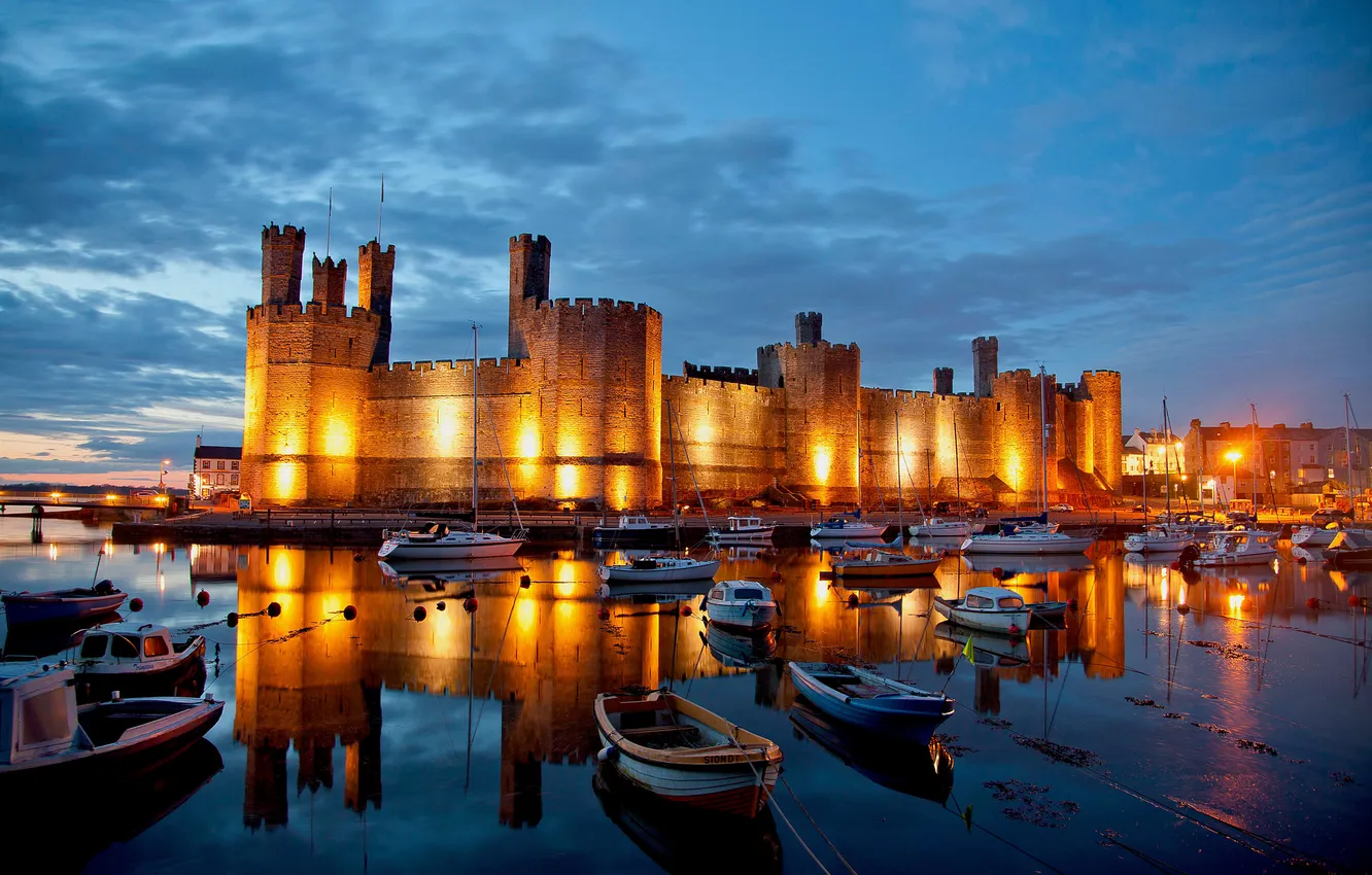 Фото обои небо, ночь, огни, замок, лодка, башня, гавань, Уэльс