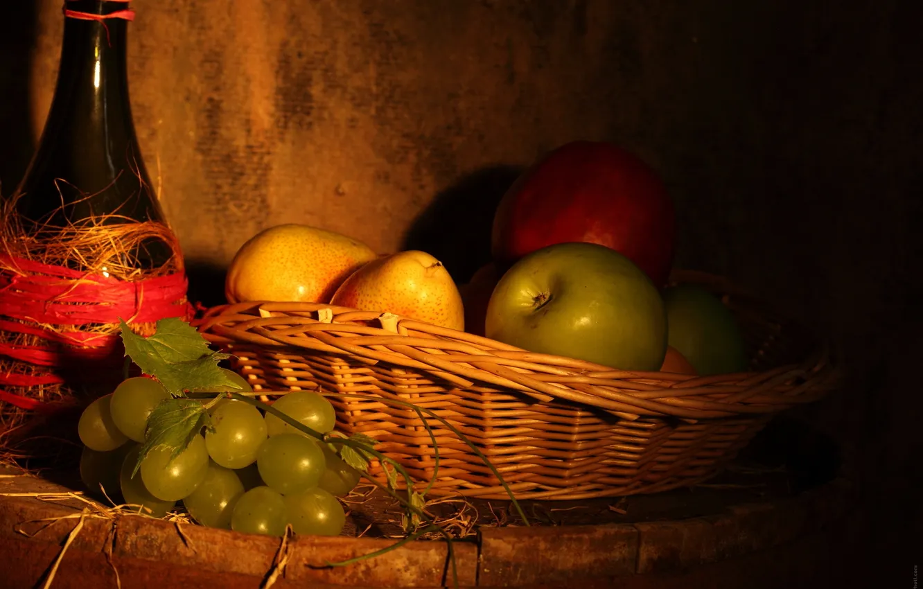 Фото обои бутылка, яблоко, виноград, груши