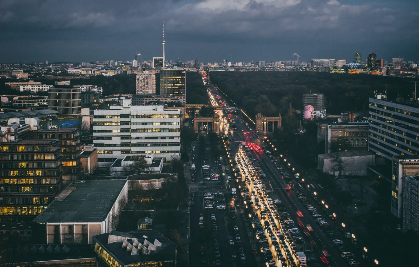 Фото обои транспорт, проспект, Германия, сумерки, автомобили, Берлин, центр города, дождливая