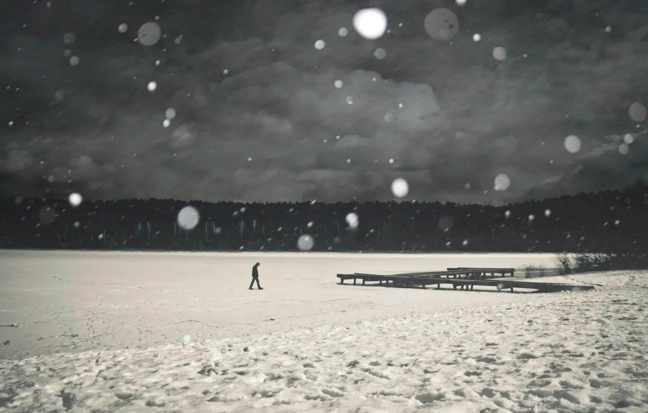 Фото обои лед, снег, деревья, река, одиночество, серый, человек, пирс