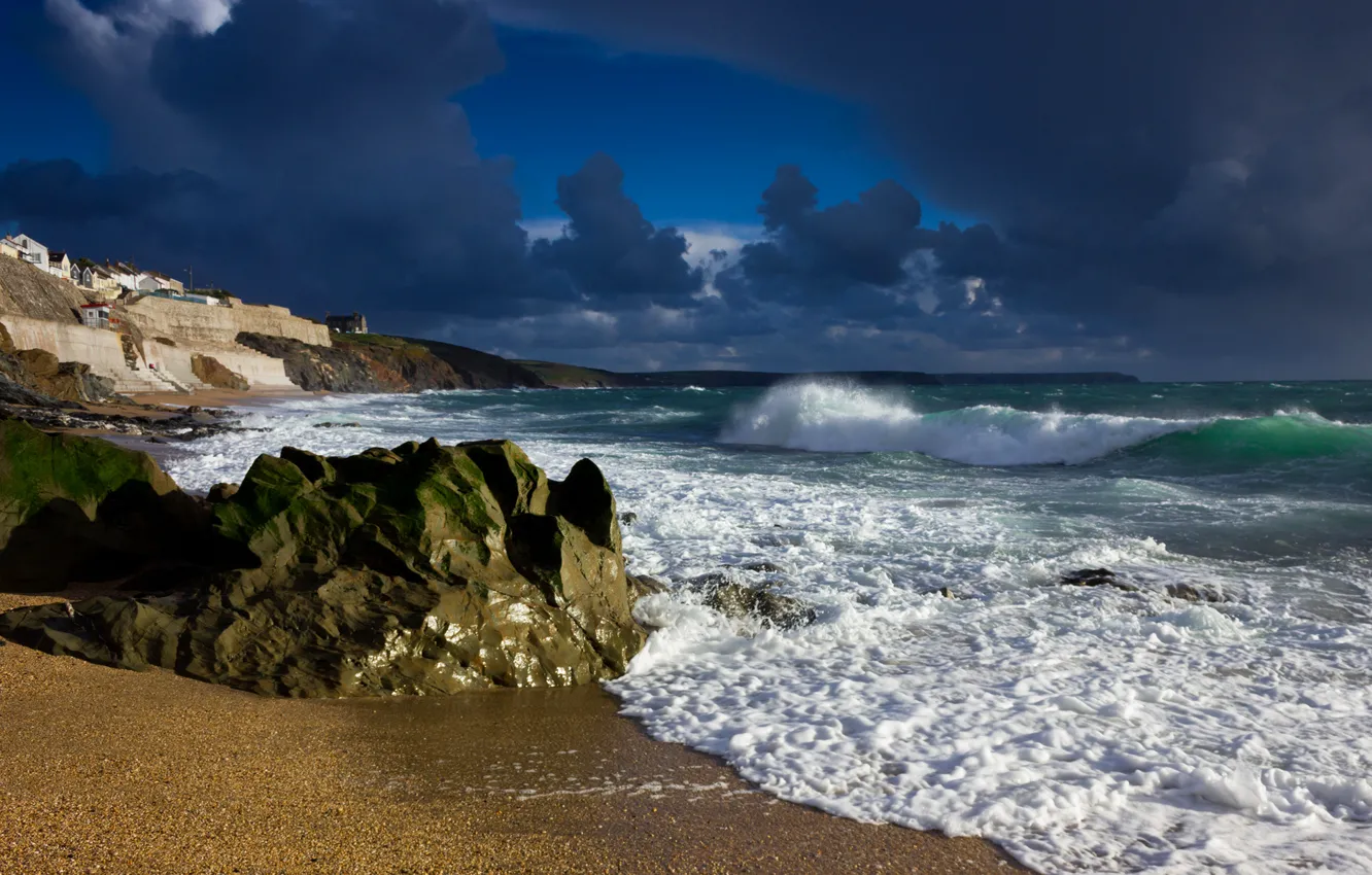 Фото обои море, небо, тучи, шторм, город, камни, скалы, Англия