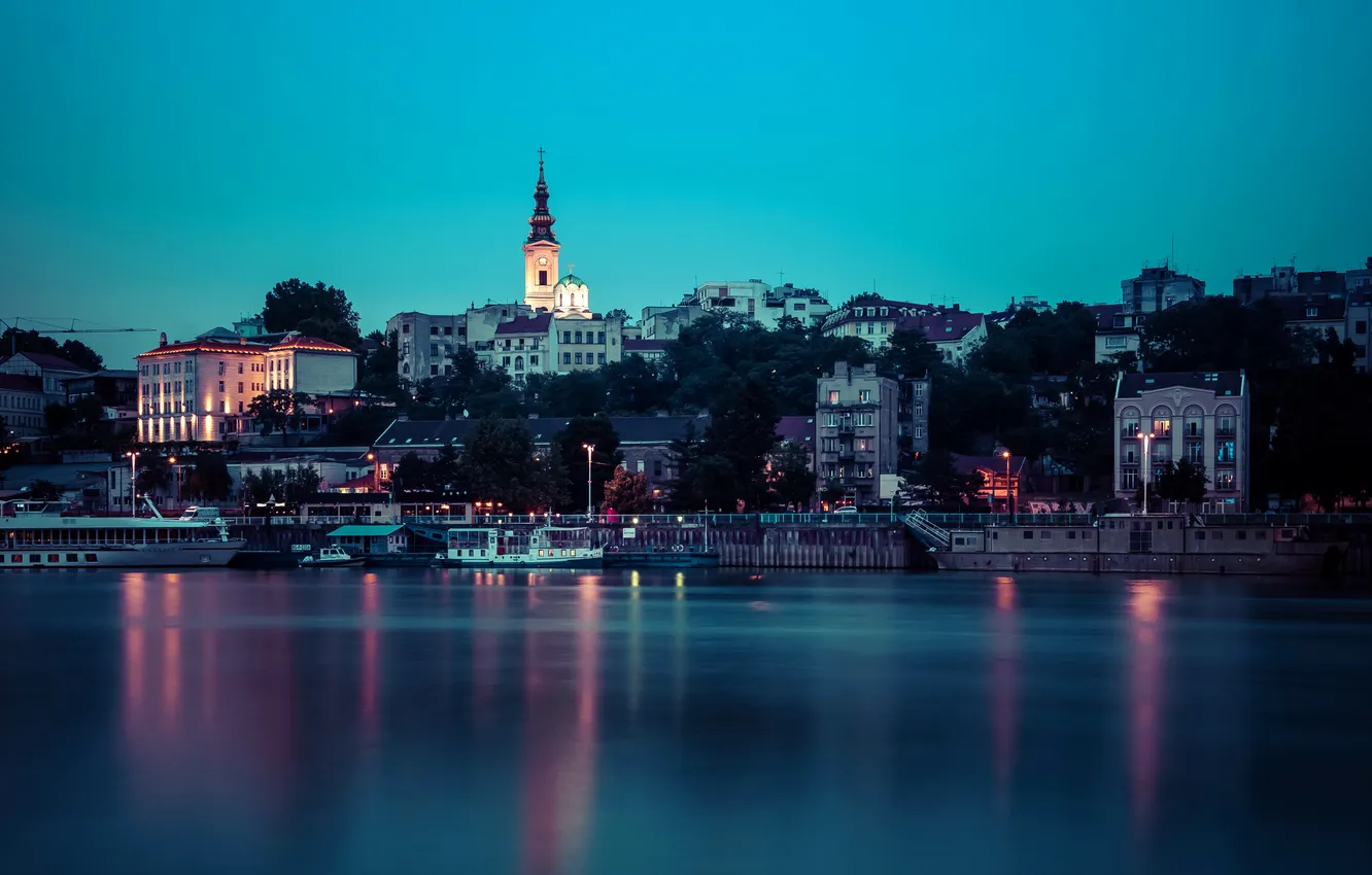 Фото обои ночь, огни, река, дома, фонари, причалы, Сербия, Белград