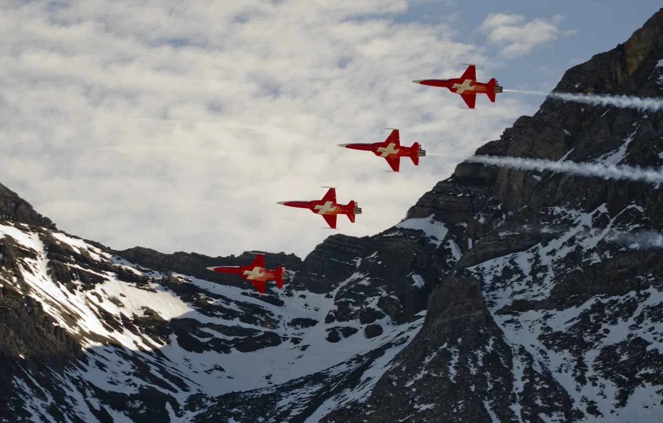 Фото обои небо, горы, Альпы, самолёты, ВВС Швейцарии, лёгкие многоцелевые истребители, Нортроп F-5 «Фридом Файтер»/«Тайгер» II