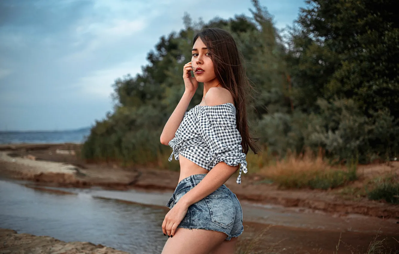 Фото обои взгляд, деревья, природа, секси, поза, модель, шорты, портрет