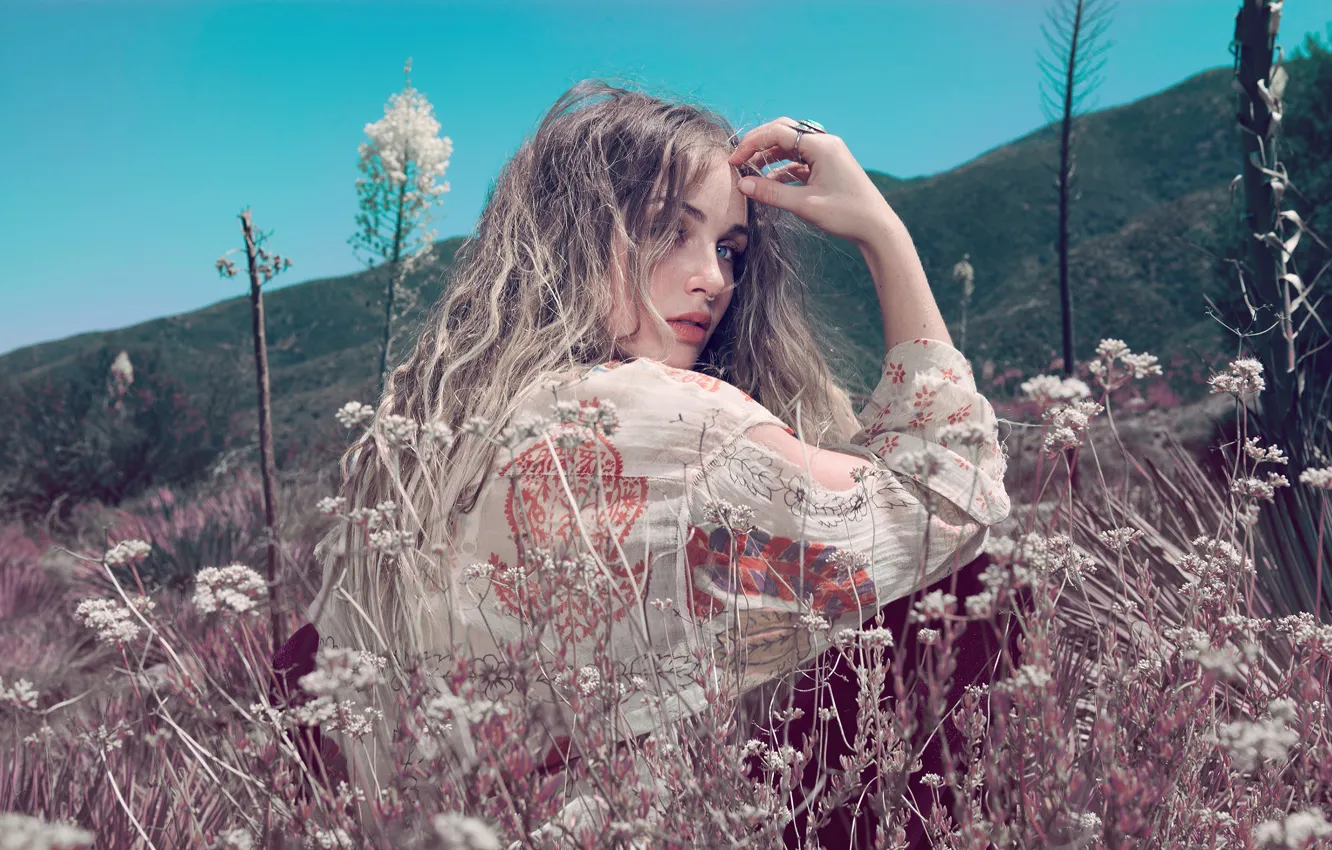 Фото обои поле, лето, взгляд, девушка, платье, Zella Day