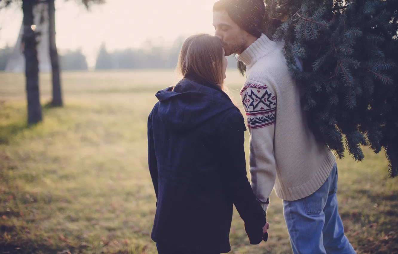 Фото обои девушка, спина, чувства, елка, поцелуй, куртка, пара, парень