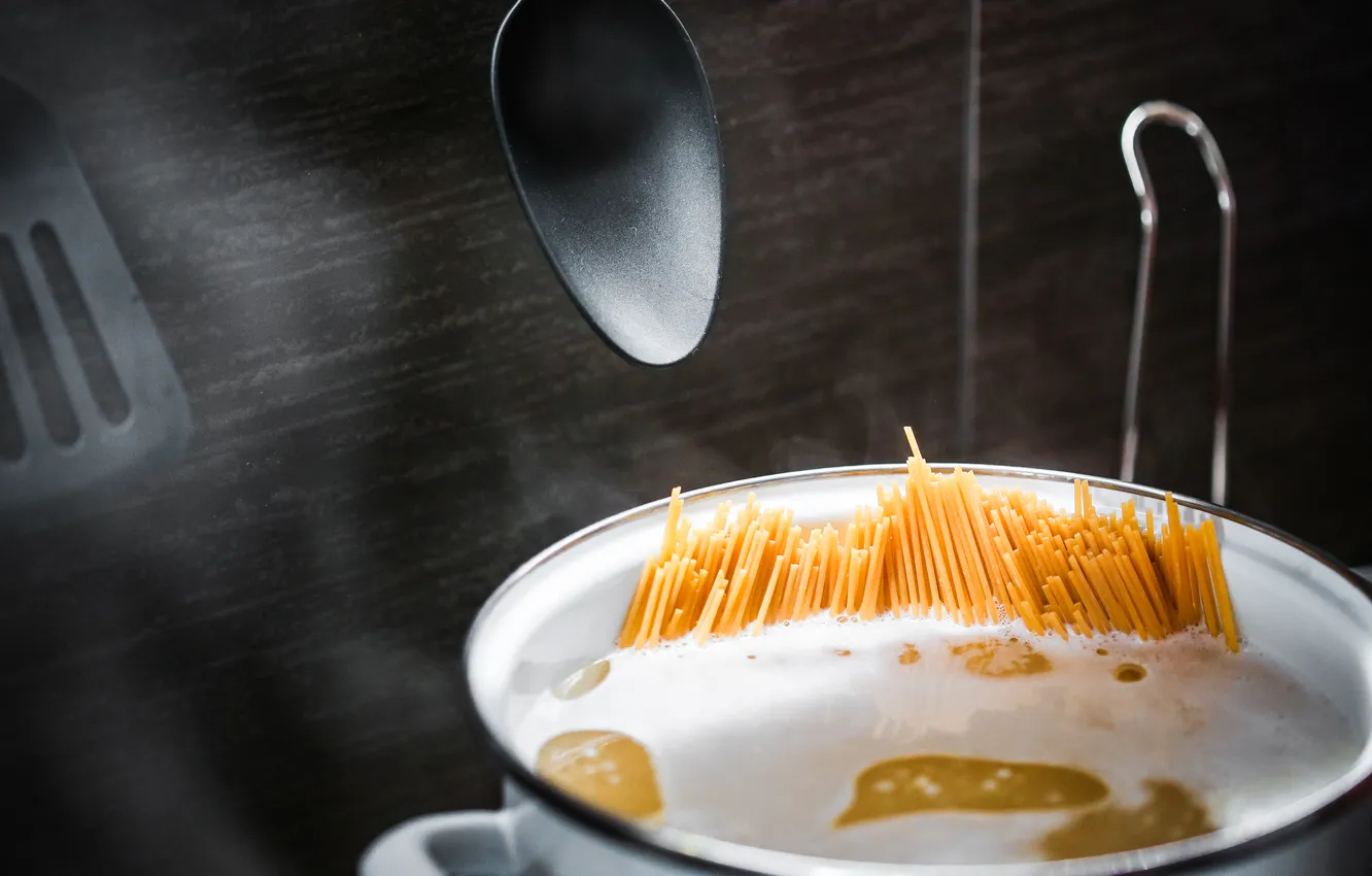 Фото обои hot, water, pasta, noodles, plastic spoon