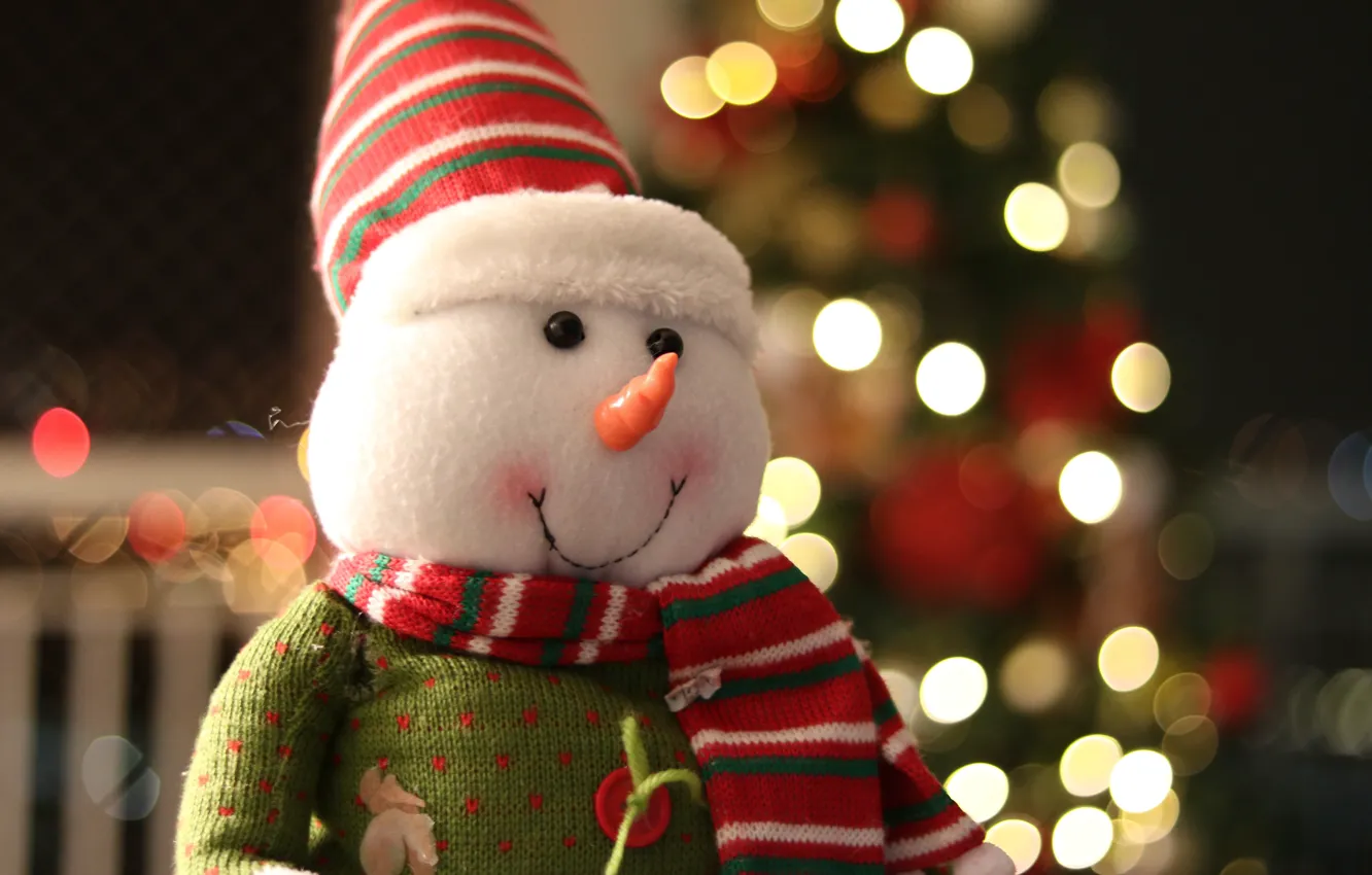 Фото обои зима, улыбка, комната, праздник, шапка, игрушка, шарф, Рождество