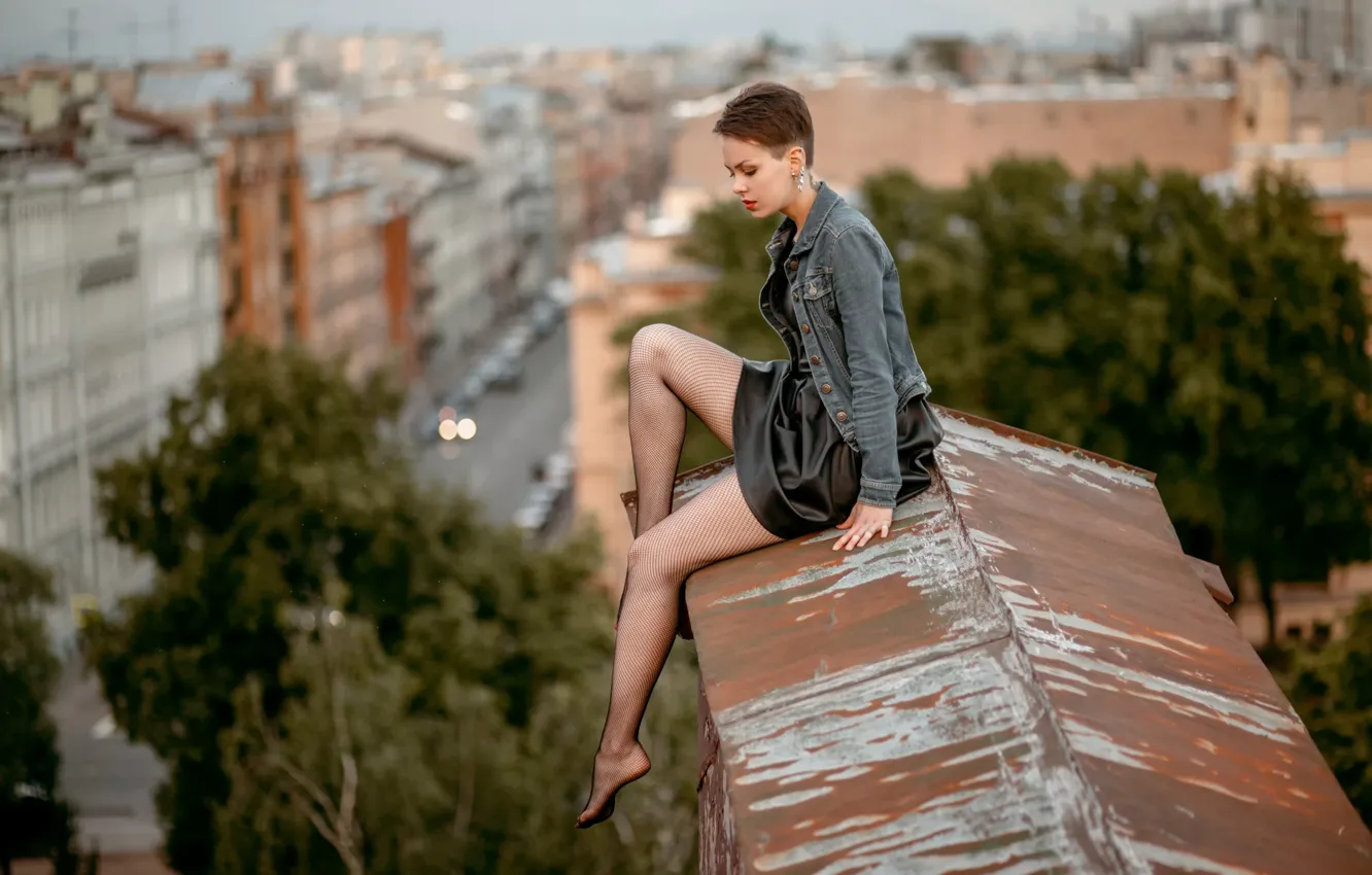 Фото обои крыша, девушка, высота, ножки, Дарья Козакова