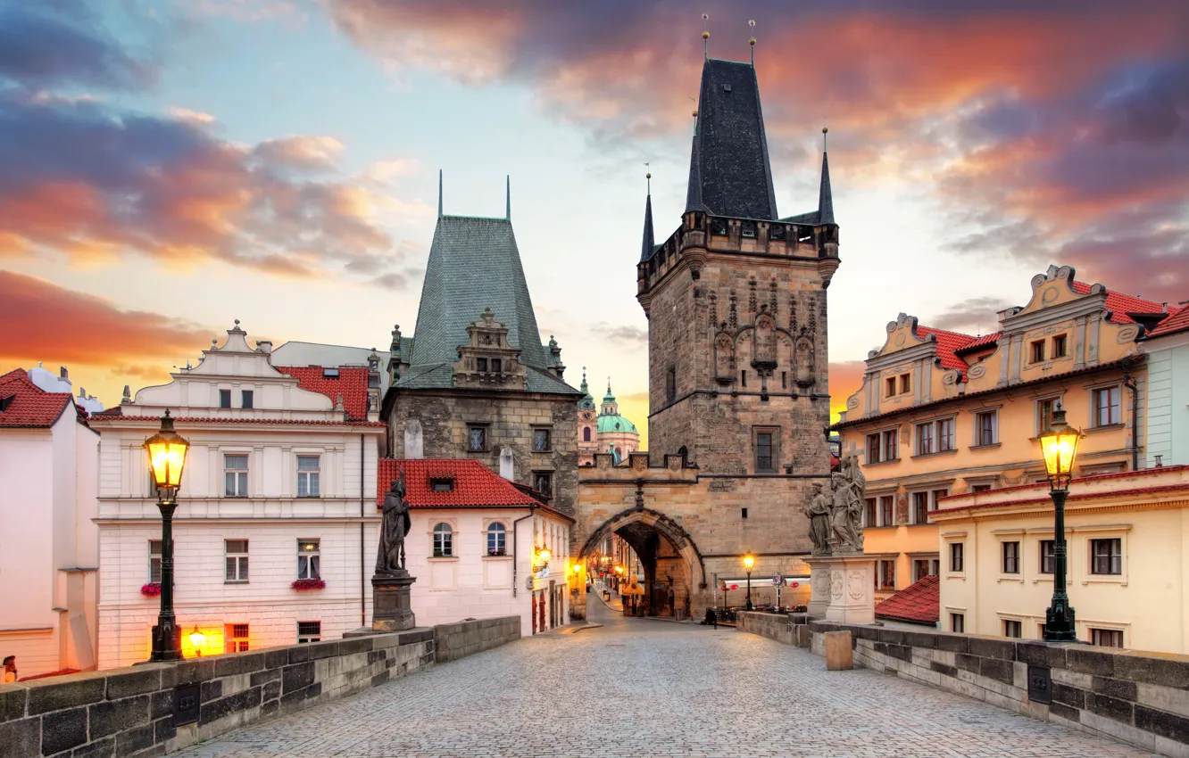 Фото обои мост, башня, дома, Прага, Чехия, фонари, арка, архитектура