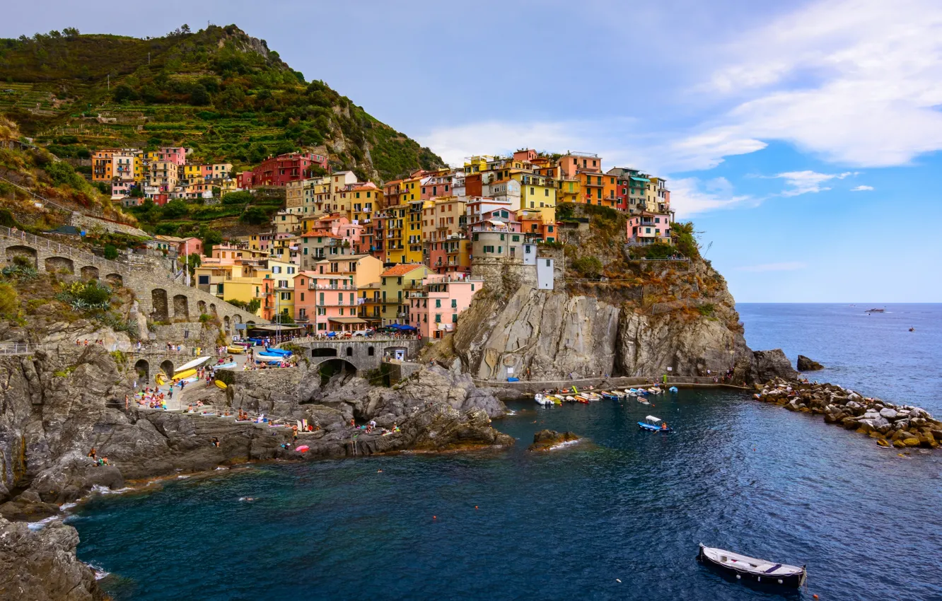 Фото обои море, пейзаж, скалы, побережье, здания, лодки, Италия, панорама