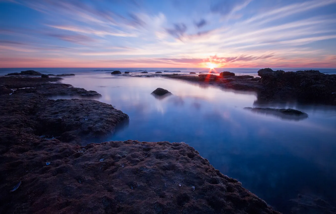 Фото обои море, пляж, солнце, восход, камни, горизонт