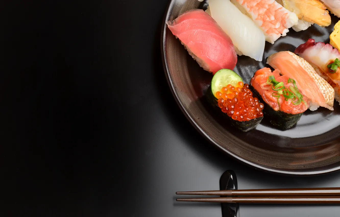 Фото обои еда, рыба, черный фон, икра, суши, морепродукты, ассорти, филе