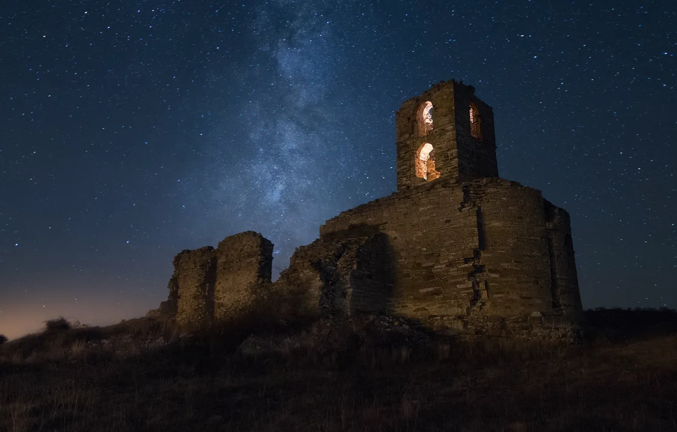 Фото обои небо, звезды, свет, ночь, темнота, замок, холмы, романтика
