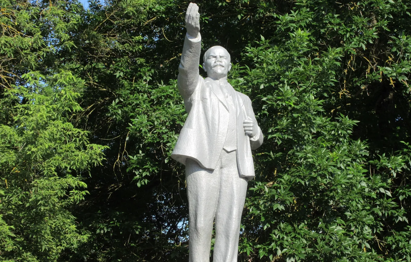 Фото обои деревья, памятник, статуя, Ленин