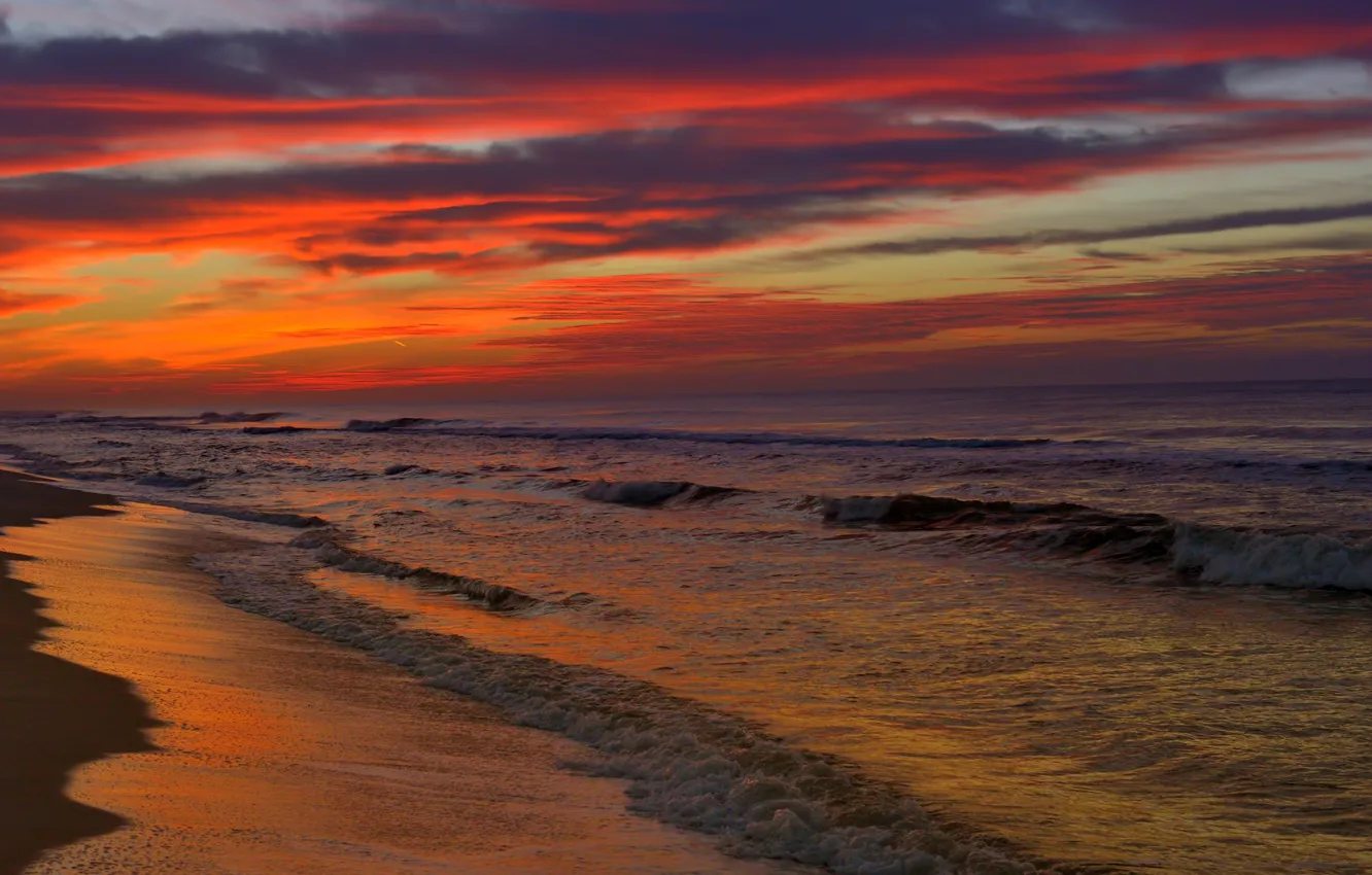 Фото обои песок, море, волны, пляж, небо, облака, закат, красный