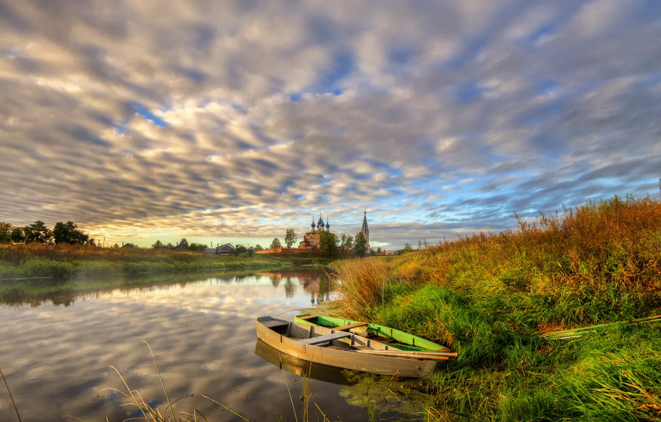 Фото обои осень, трава, закат, берег, село, лодки, вечер, церковь