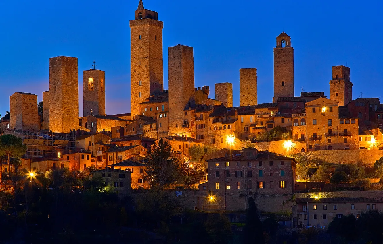 Фото обои ночь, огни, башня, небоскреб, дома, Италия, Тоскана, Сан-Джиминьяно
