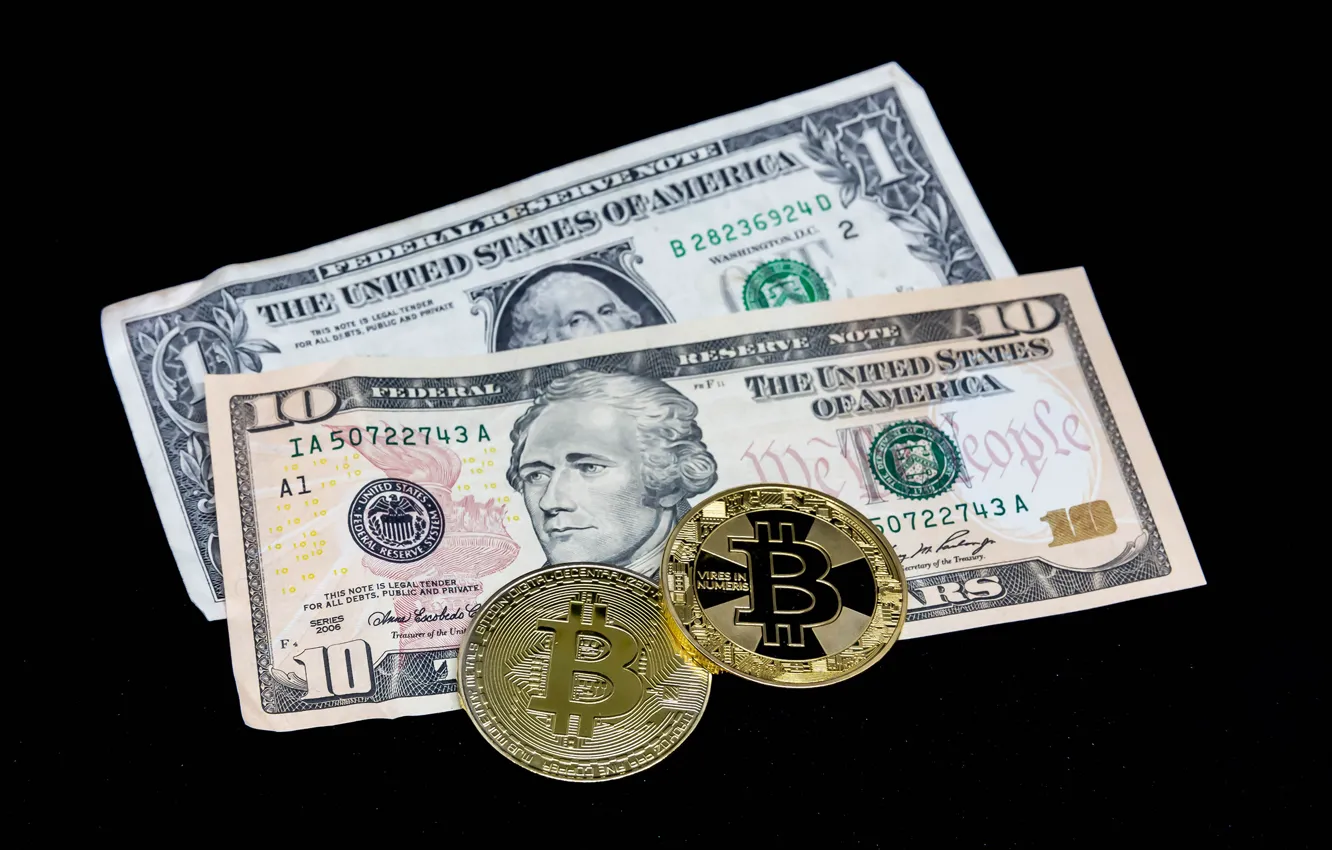Фото обои деньги, монеты, доллары, черный фон, купюры, Bitcoin, биткоин